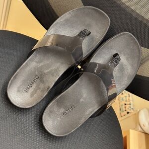 Vionic Glossy Black Thong Sandals